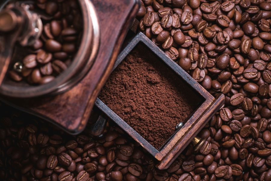 Kaffee mahlen aus frisch gerösteten Kaffeebohnen.