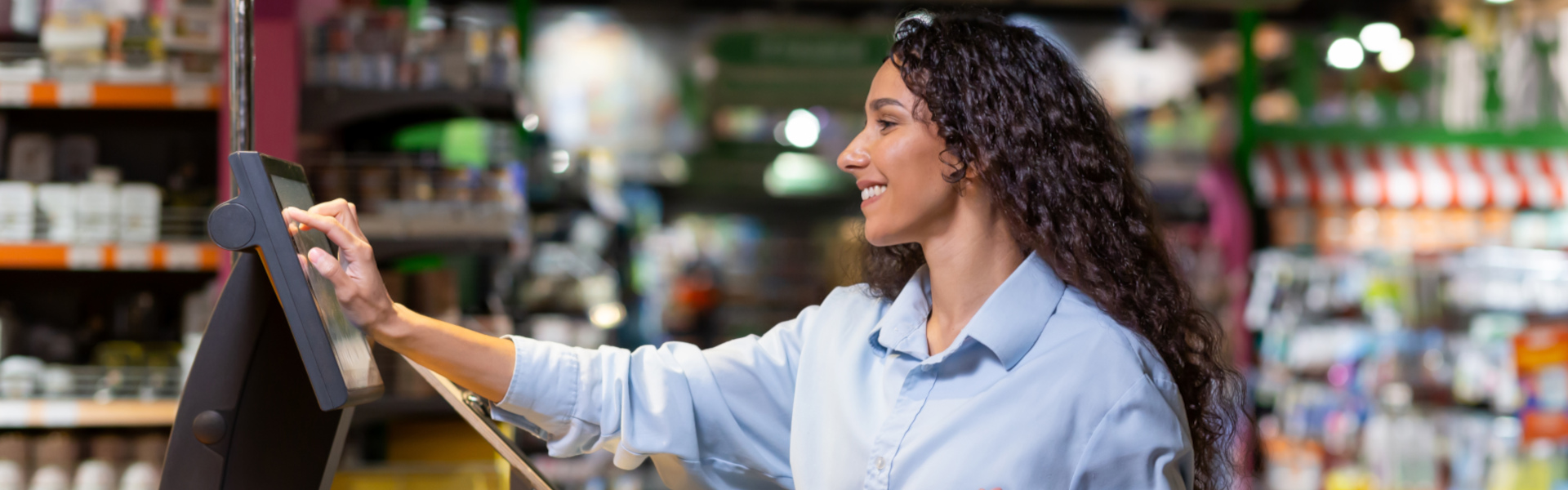 Frau wiegt Brokkoli an einer Selbstbedienungskasse im Supermarkt. Frau wiegt Brokkoli an einer Selbstbedienungskasse im Supermarkt.